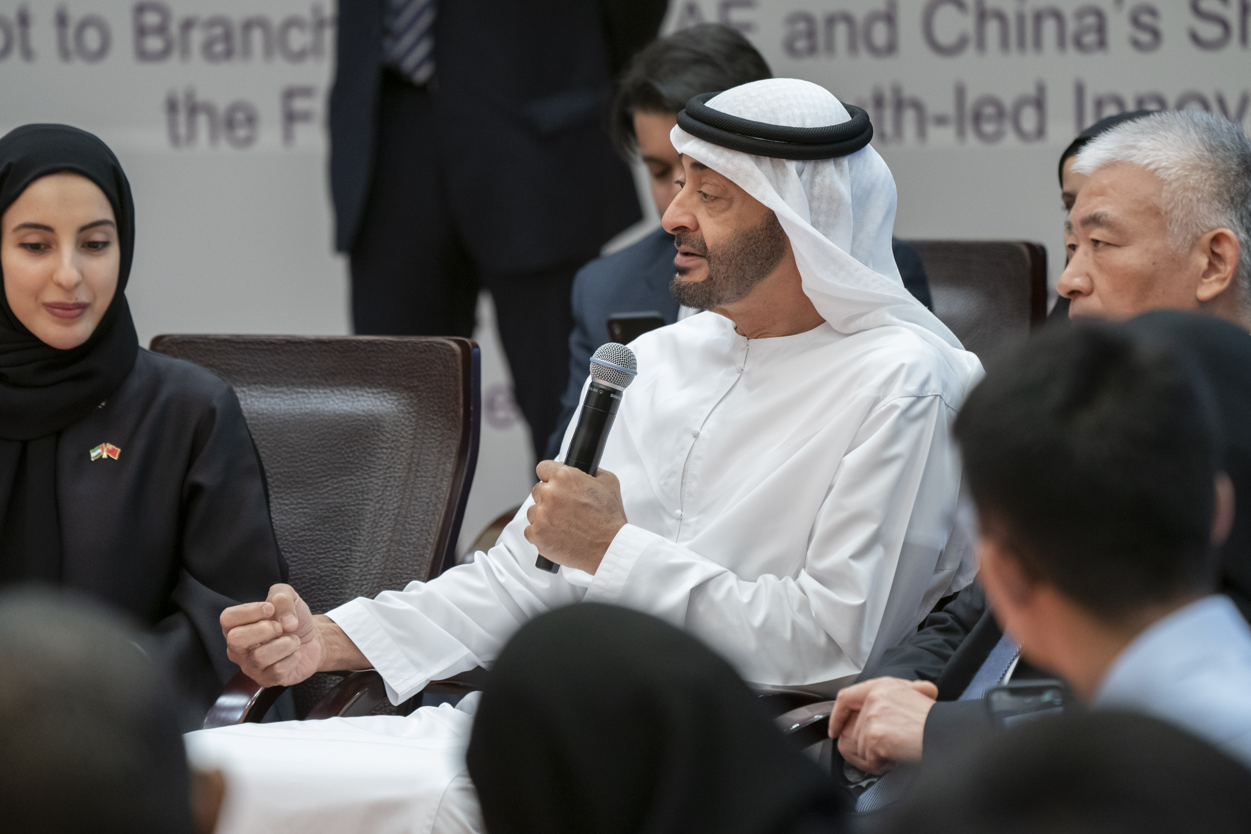 محمد بن زايد يحضر جانبا من الحلقة الشبابية الإماراتية ــ الصينية