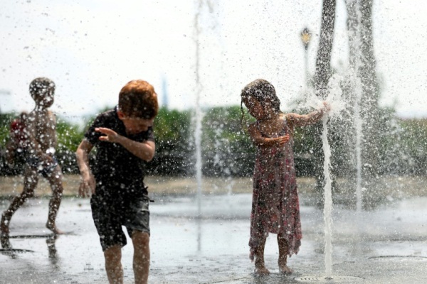 أطفال يلهون في بركة مياه عامة في نيويورك في 19 يوليو 2019