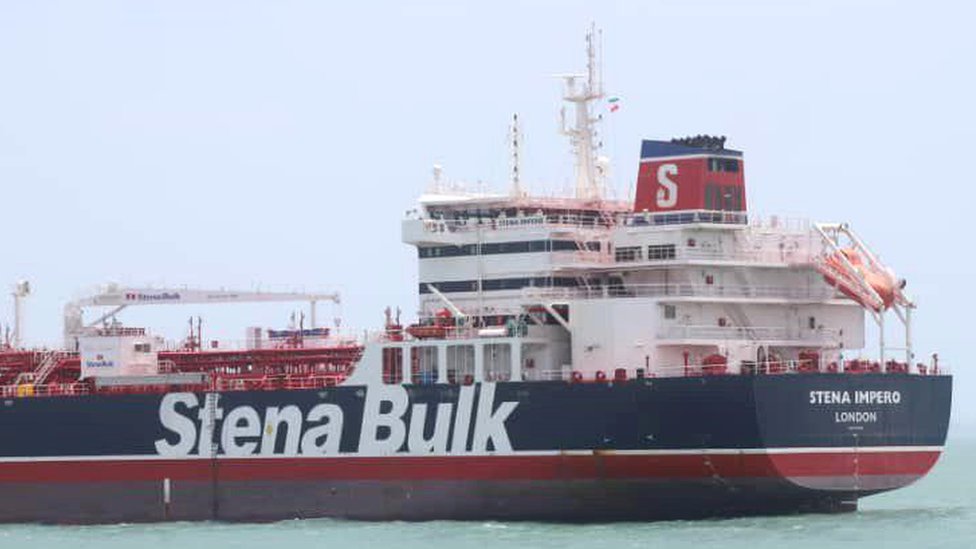 مضيق هرمز: الكشف عن اتصالات بين فرقاطة بريطانية وسفن إيرانية قبل احتجاز ناقلة النفط