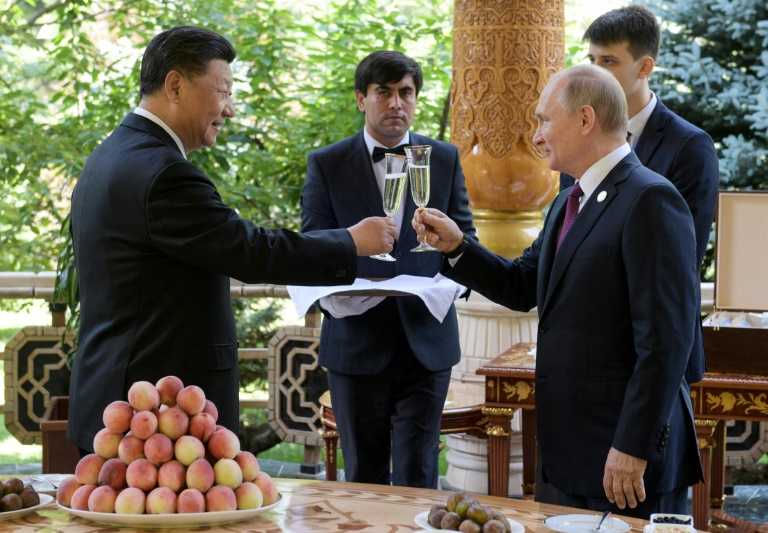 الرئيسان الروسي فلاديمير بوتين والصيني شي جينبينغ يتبادلان الأنخاب قبيل اجتماع في دوشانبي في 15 يونيو 2019