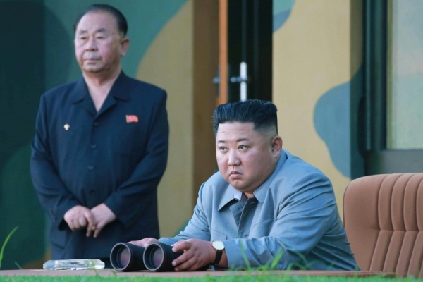صورة نشرتها وكالة الأنباء الكورية الشمالية لكيم جونغ اون خلال متابعته تجربة إطلاق صاورخين قصيري المدى في 25 يوليو 2019 في مكان لم يحدد