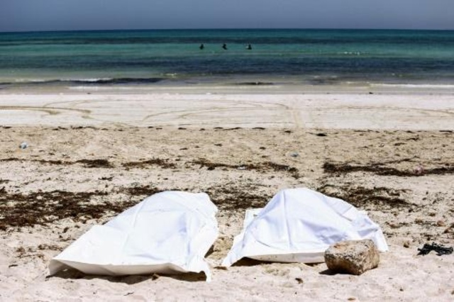 جثتا مهاجرين على شاطىء جزيرة جربة (ولاية مدنين) السياحية في الجنوب الشرقي التونسي بعد حادثة غرق مهاجرين