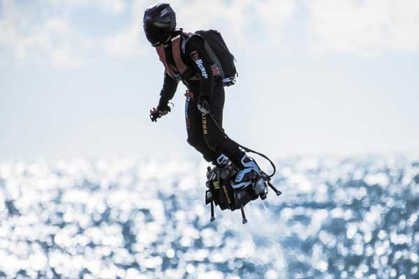 فرانكي زاباتا على لوحه النفاث