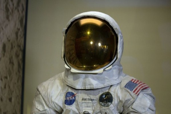 عرض بزة نيل أرمسترونغ بمناسبة مرور 50 عاماً على رحلة أبولو 11 إلى القمر
