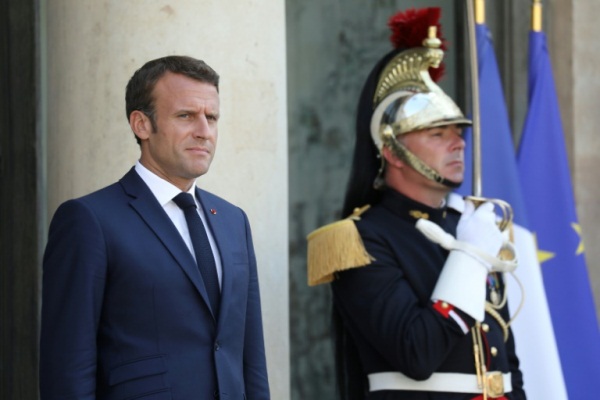 الرئيس الفرنسي إيمانويل ماكرون أمام قصر الاليزيه في باريس في 24 يوليو 2019