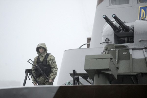 جندي أوكراني يقوم بدورية على متن قارب عسكري في ميناء ماريوبول في بحر آزوف في 27 نوفمبر 2018