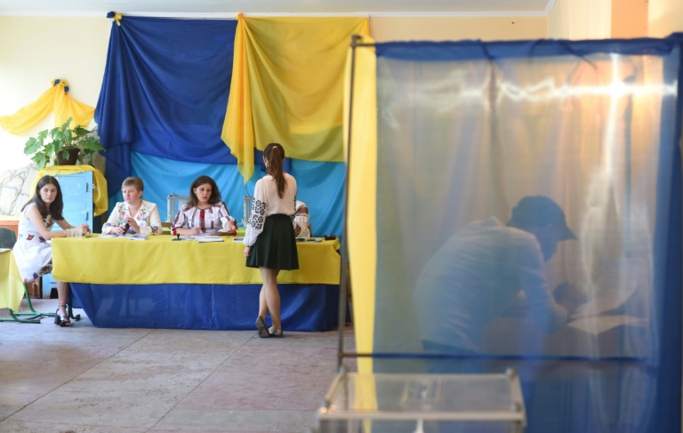 مواطنون يدلون باصواتهم في الانتخابات الاوكرانية