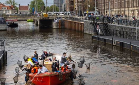 رحلات من نوع جديد على قنوات أمستردام... لصيد البلاستيك