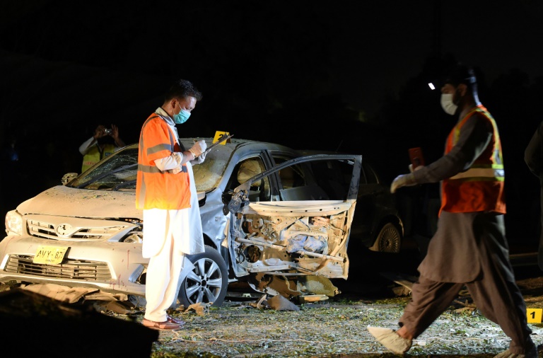 مسؤولون أمنيون يتفقدون موقع انفجار قنبلة في كويتا في جنوب غرب باكستان