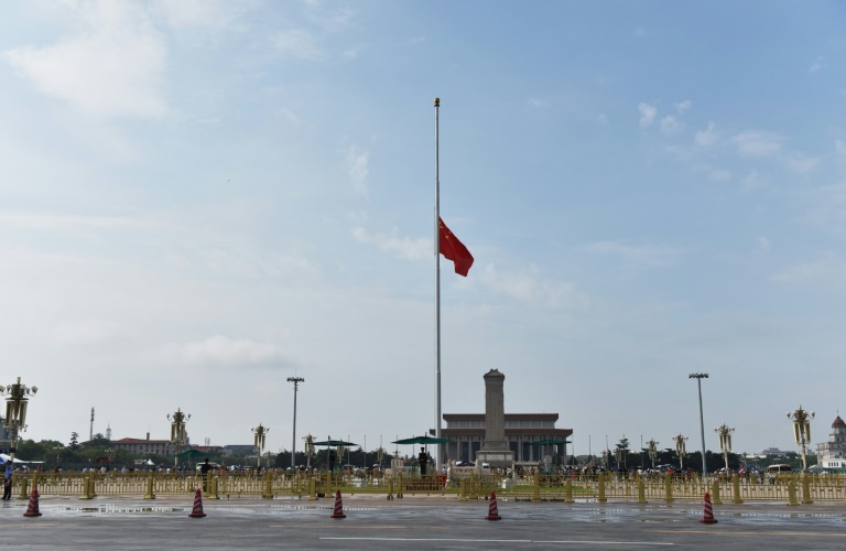 تنكيس الأعلام حدادًا على لي بينغ مهندس قمع التظاهرات في ساحة تيان أنمين في الصين