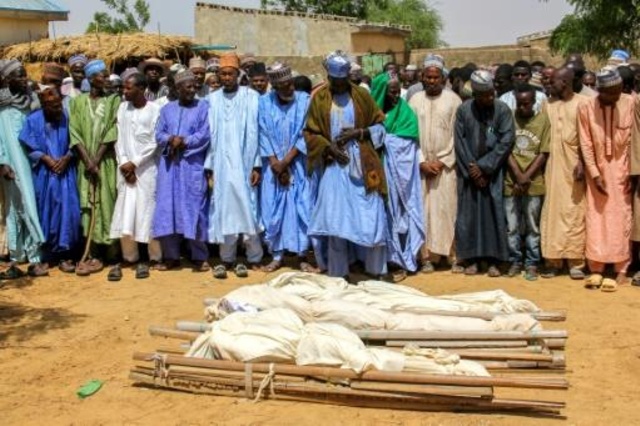 رجال يصلون على جثامين لضحايا قتلوا على يد مقاتلي بوكو حرام في مخيّم دالوري للنازحين قرب مايدوغوري، 26 تموز/يوليو 2019