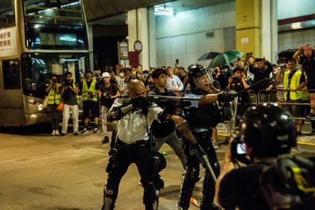 صدامات في هونغ كونغ بعد توجيه تهمة المشاركة في أعمال شغب لمتظاهرين