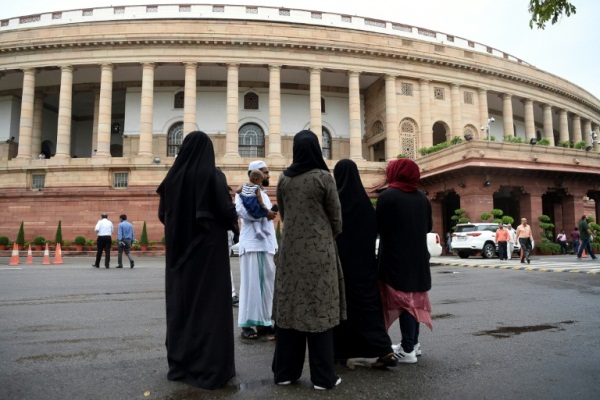 مسلمات أمام مقر البرلمان الهندي في نيودلهي في 26 يوليو 2019 