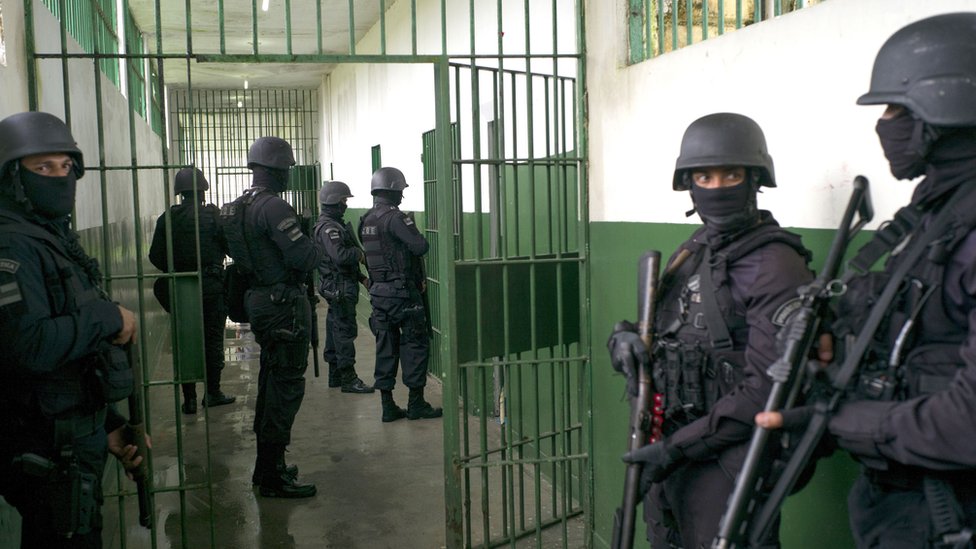 قطع رؤوس 16 نزيلا في حرب بين عصابتين بأحد سجون البرازيل