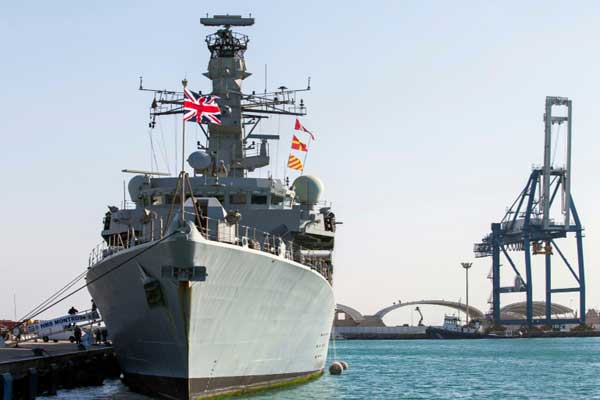الفرقاطة الحربية البريطانية إتش إم إس مونتروز في ميناء ليماسول في جمهورية قبرص في الثالث من فبراير 2014