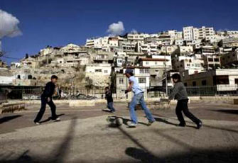 إسرائيل توافق على بناء 700 مسكن لفلسطينيين و6 آلاف وحدة سكنية استيطانية في الضفة