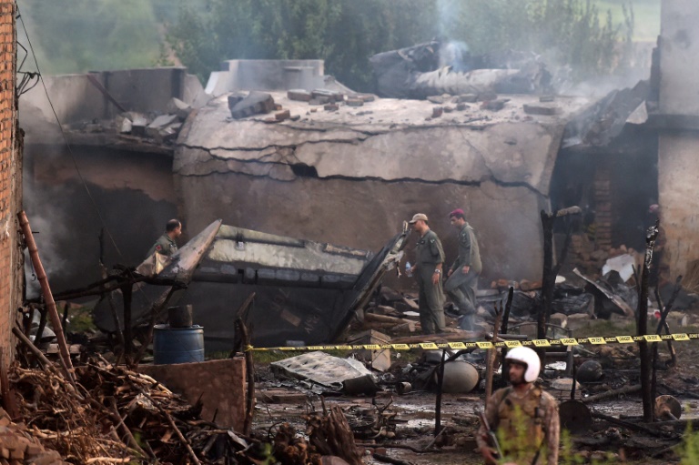 18 قتيلًا في تحطم طائرة عسكرية صغيرة في حي سكني في باكستان
