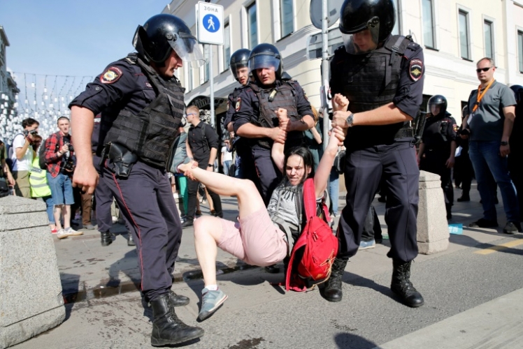 الاتحاد الأوروبي ينتقد توقيف متظاهرين في موسكو