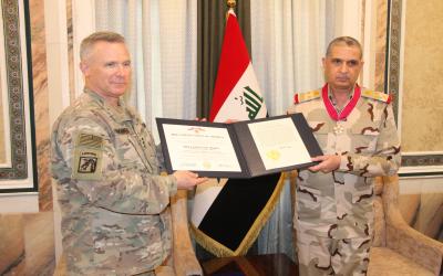 رئيس اركان الجيش العراقي يتسلم اعلى وسام عسكري اميركي