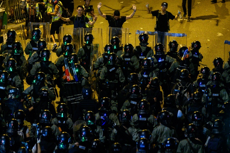 الشرطة تبدأ بتفريق المحتجين خلال تظاهرة في وين لونغ في هونغ كونغ في 27 يوليو 2019 