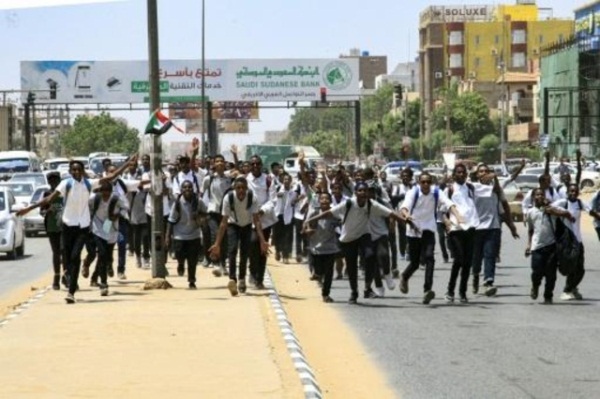 طلاب سودانيون يتظاهرون في الخرطوم في 30 يوليو 2019 للتنديد بمقتل أربعة من زملائهم بالرصاص في مدينة الأبيض