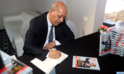 عبد الله ولد محمدي خلال توقيعه كتابه في الرباط ( وكالة الانباء المغربية ) 
