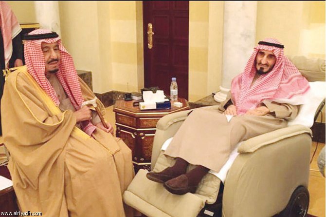 العاهل السعودي يعود شقيقه الذي توفي اليوم الأمير بندر بن عبدالعزيز - صورة لصحيفة (الرياض)