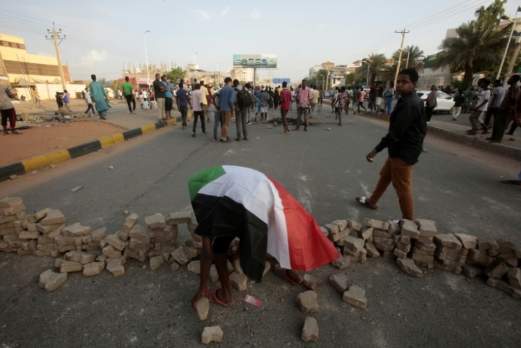 الإفراج عن نقيب الصحافيين السودانيين بعد أيام على توقيفه