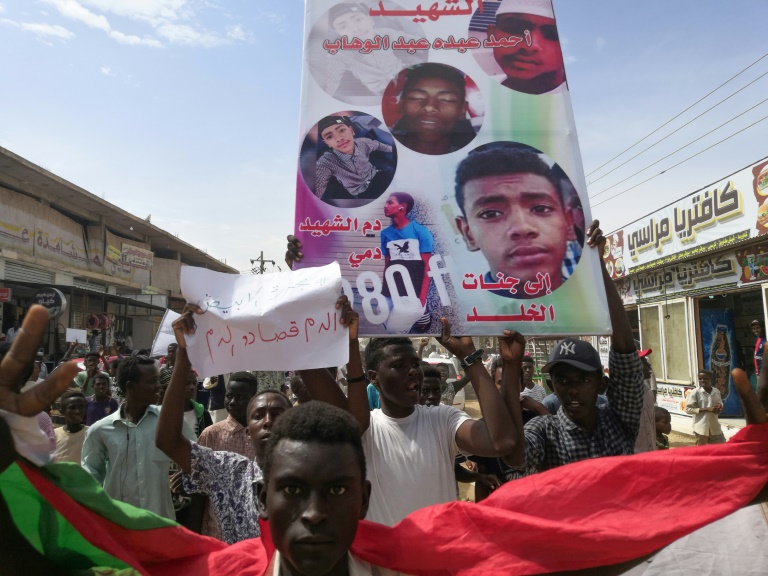 جنرال سوداني يتهم قوات شبه عسكرية بإطلاق النار على طلاب متظاهرين
