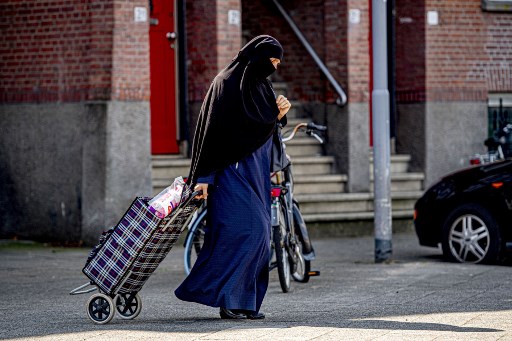 بدء تطبيق حظر البرقع في الأماكن العامة في هولندا