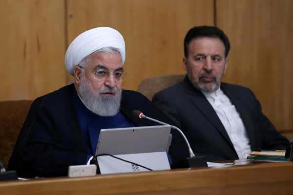 صورة وزعتها الرئاسة الإيرانية للرئيس حسن روحاني (يسار) في طهران في 31 يوليو 2019
