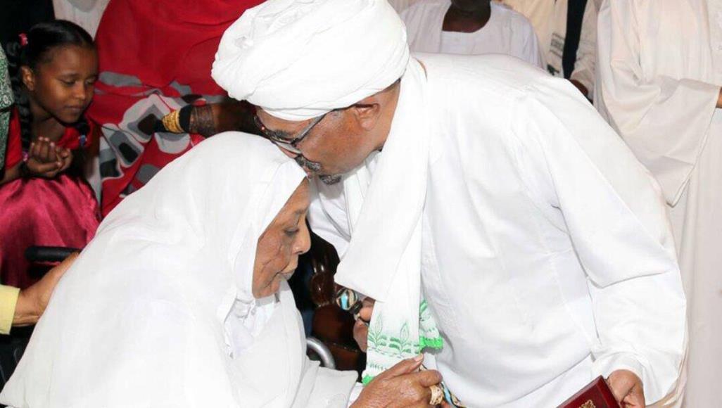 صورة قديمة يتداولها أنصار البشير على مواقع التواصل الاجتماعي للرئيس المعزول وهو يقبّل رأس والدته