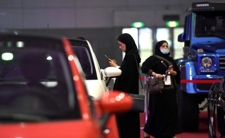 نساء سعوديات في معرض سيارات للنساء في الرياض في 13 مايو 2018