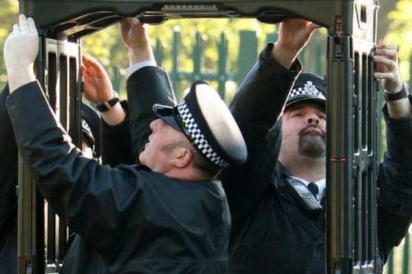 لماذا تحتاج بريطانيا لوضع شرطي في كل مدرسة؟