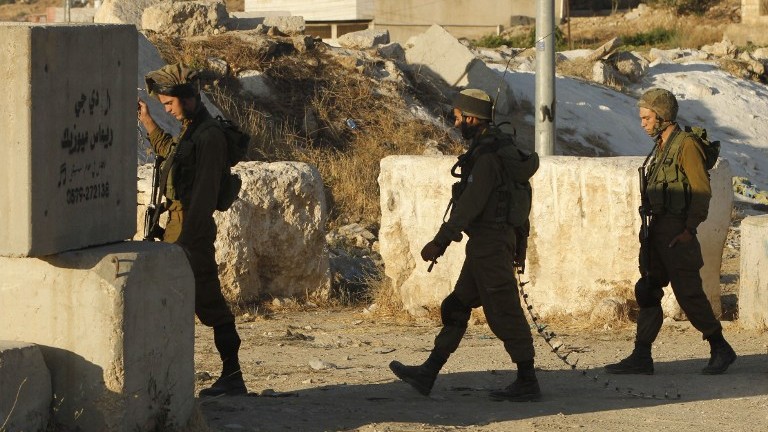 اسرائيل تعتقل فلسطينيين يشتبه بضلوعهما في مقتل جندي