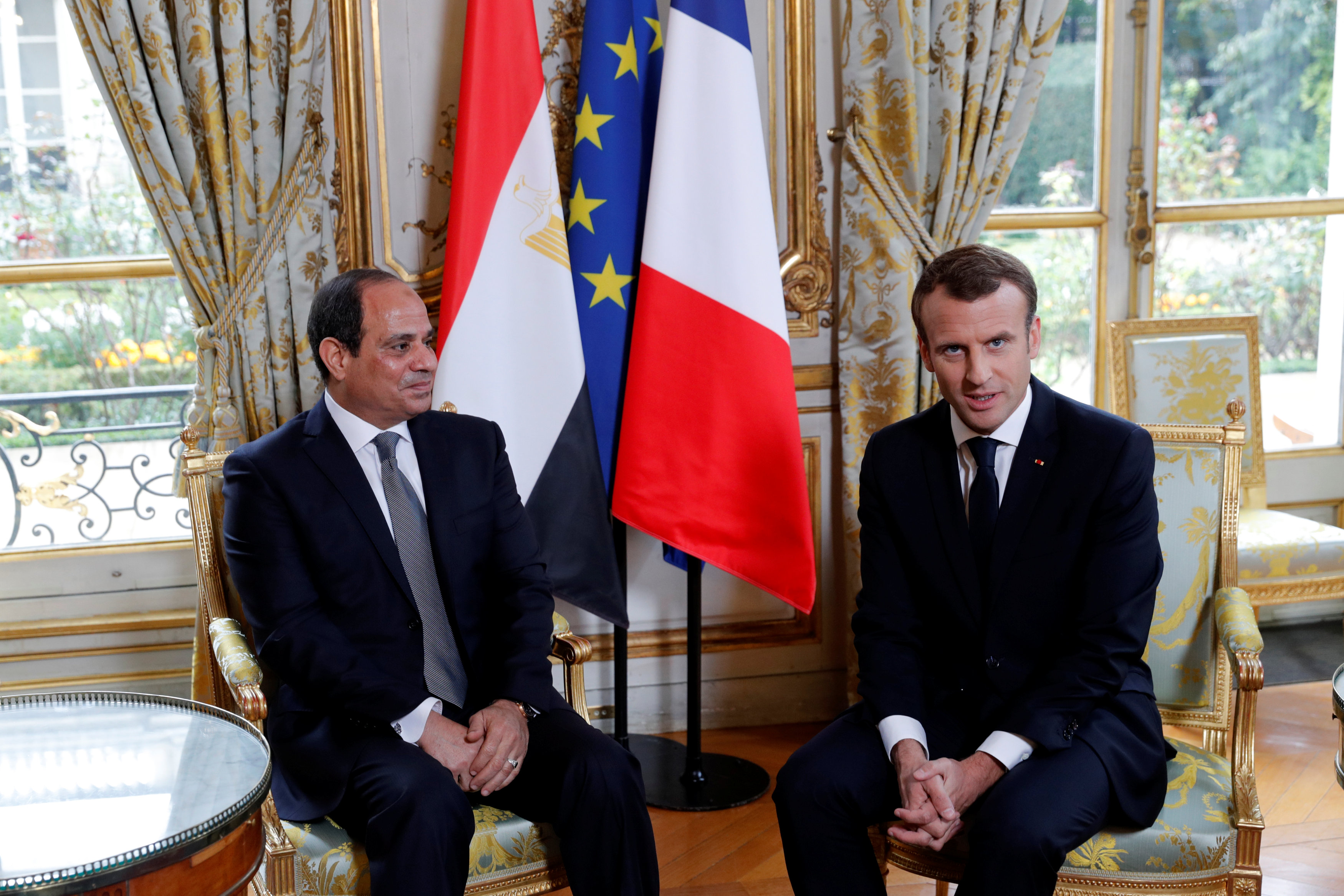 الرئيس الفرنسي مستقبلا نظيره المصري في الاليزيه - ارشيفية