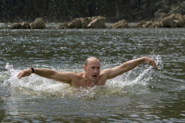 فلاديمير بوتين يمارس السباحة حين كان رئيسا للوزراء في 5 أغسطس 2009 في جنوب سيبيريا