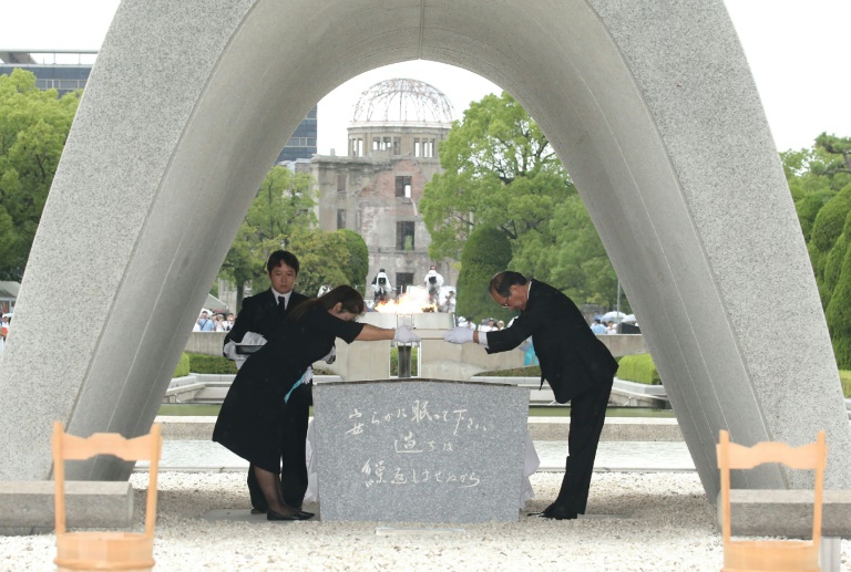 رئيس بلدية هيروشيما (يمين) خلال مراسم إحياء الذكرى ال74 لإلقاء القنبلة الذرية، الثلاثاء 6 آب/اغسطس 2019