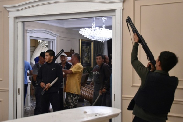 اشتباكات بين انصار الرئيس السابق الماز بيك اتامباييف والقوات الخاصة سورونباي جينبيكوف في بشكيك