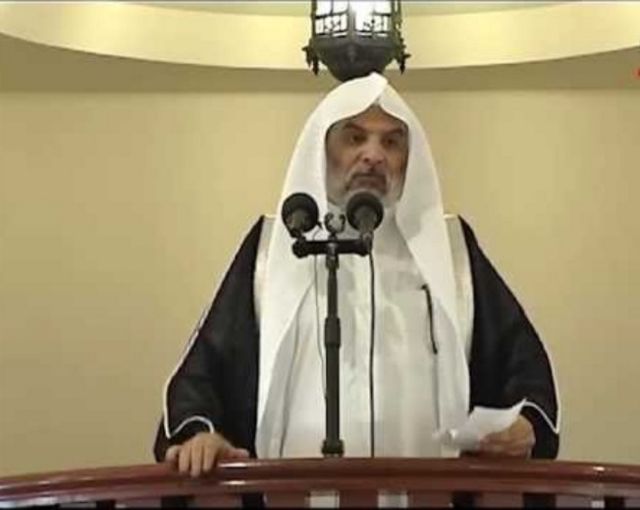 الشيخ السعودي إبراهيم الحارثي لم يمنع الأجانب من ارتياد مسجده