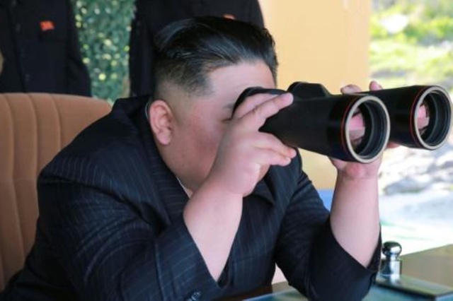 صورة نشرتها وكالة الأنباء الكورية الشمالية الرسمية يظهر فيها الزعيم الكوري الشمالي كيم جونغ أون يحضر مناورات عسكرية في 9 مايو 2019