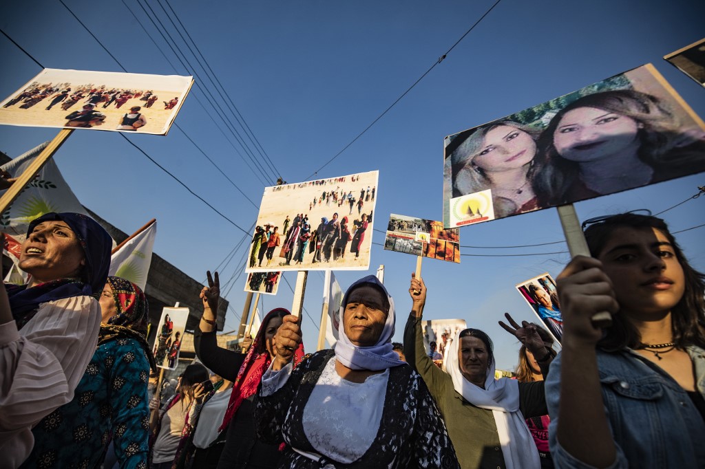 نساء ايزيديات يرفعن صور ضحاياهن ومعاناتهن على ايدي 