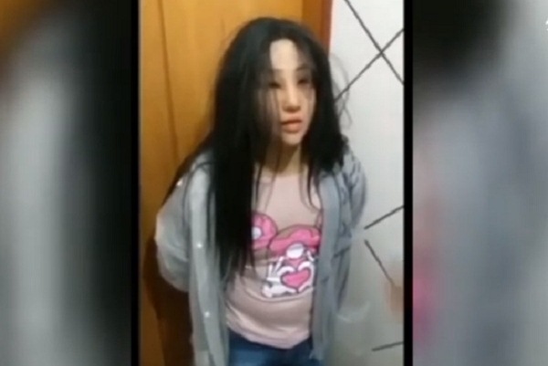 "شورتلي" متنكرًا في هيئة ابنته