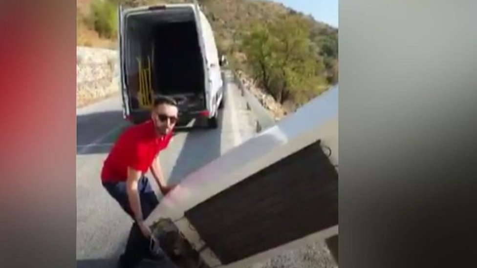 الشرطة الإسبانية تلزم رجلا بجلب ثلاجة كهربائية بنفسه ألقاها من أعلى جرف