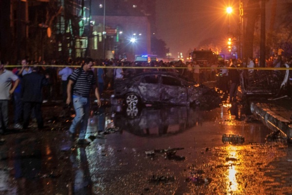 سيارات متفحمة نتيجة الانفجار في القاهرة