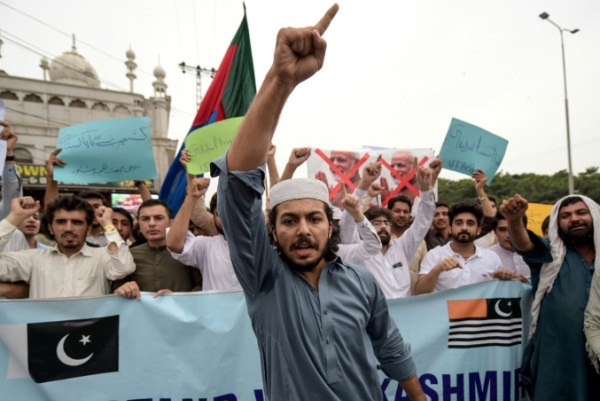 نشطاء إسلاميون يتظاهرون في بيشاور احتجاجا على إلغاء الهند الحكم الذاتي في كشمير في 7 أغسطس 2019