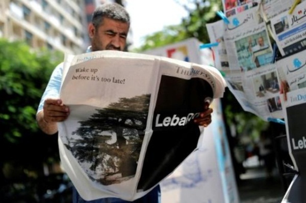رجل يتصفح نسخة من صحيفة الديلي ستار والتي صدرت بصفحات فارغة في بيروت في 8 أغسطس 2019