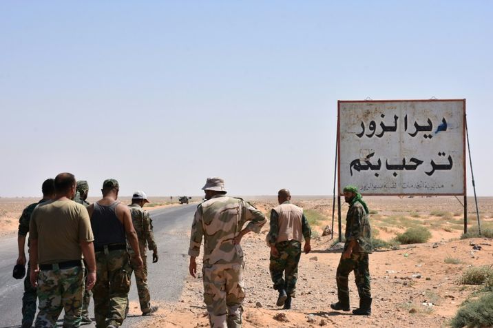 عناصر من الجيش السوري في دير الزور