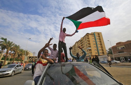 سودانيون يحتفلون بالتوصّل الى اتفاق بين الجيش والحراك