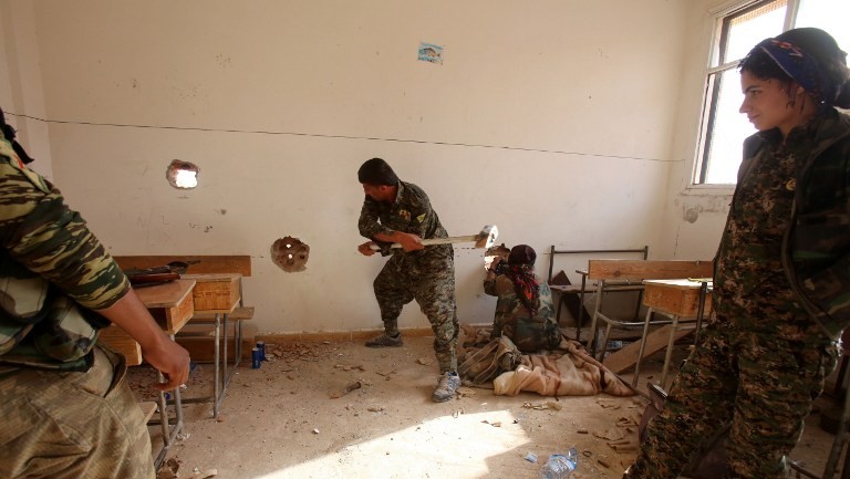 وحدات حماية الشعب الكردية داخل غرفة في مدرسة في الحسكة، 16 يوليو 2015 (YOUSSEF KARWASHAN / AFP)